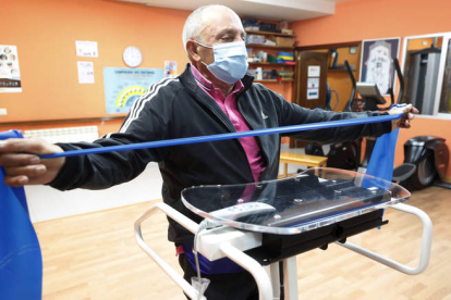 Andrés Rodríguez, enfermo de ELA, en rehabilitación en las instalaciones de Esclerosis Múltiple. RAMIRO