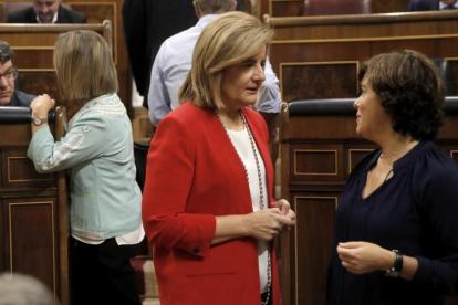 Fátima Báñez, ministra de Empleo, y Soraya Saénz de Santamaría, vicepresidenta del Gobierno, hoy en el hemiciclo del Congreso de los Diputados.