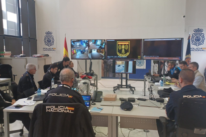 La Policía Nacional vela por la seguridad de los ministros que participan en la cumbre europea que acoge León. DL