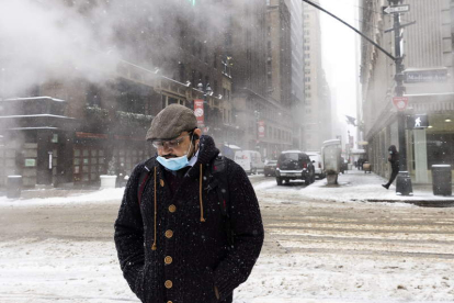 Un hombre camina por las calles heladas de Nueva York. JUSTIN LANE