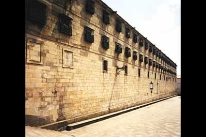 El Monasterio de San Paio de Antealtares es uno de los más antiguos de la ciudad. Fundado por Alfonso II el Casto en el año 813 para custodiar el cuerpo del Apóstol Santiago está situado en la Quintana.