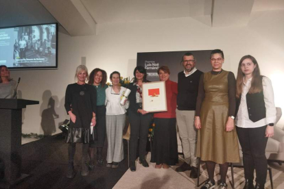 Las representantes de la asociación leonesa Simone de Beauvoir recogen el premio. GAITERO