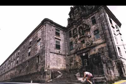 A finales del Siglo XIII, la orden de las damas pobres, fundadas por Santa Clara de Asís translada su convento. El edificio se construyó en 1260 gracias a Doña Violante, esposa de Alfonso X el Sabio.