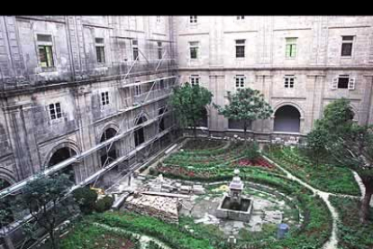 Es uno de los monasterios más importantes de Galicia fundado en el año 899 por los monjes de servicio del antiguo templo compostelano. Fue reconstruido en estilo barroco en el siglo XVII.