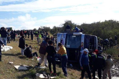El autobús caído en la localidad de La Madrid, Tucumán.
