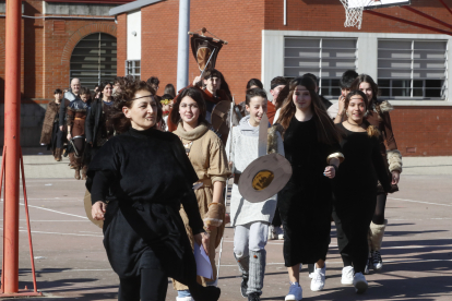 Los alumnos del Lancia, de romanos y astures, recrearon los juegos de la antigüedad y aprendieron una lección de historia. RAMIRO