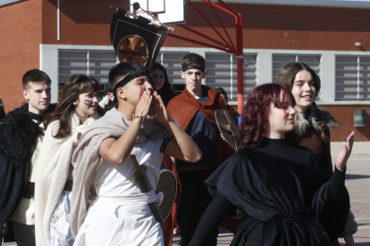 Los alumnos del Lancia, de romanos y astures, recrearon los juegos de la antigüedad y aprendieron una lección de historia. RAMIRO