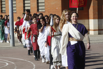 Los alumnos del Lancia, de romanos y astures, recrearon los juegos de la antigüedad y aprendieron una lección de historia. RAMIRO