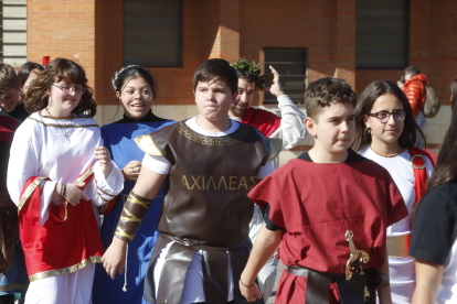 Los alumnos del Lancia, de romanos y astures, recrearon los juegos de la antigüedad y aprendieron una lección de historia. RAMIRO