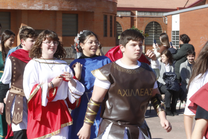 Los alumnos del Lancia, de romanos y astures, recrearon los juegos de la antigüedad y aprendieron una lección de historia. RAMIRO
