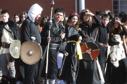 Los alumnos del Lancia, de romanos y astures, recrearon los juegos de la antigüedad y aprendieron una lección de historia. RAMIRO