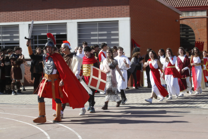 Los alumnos del Lancia, de romanos y astures, recrearon los juegos de la antigüedad y aprendieron una lección de historia. RAMIRO