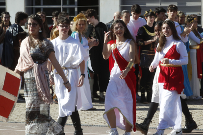 Los alumnos del Lancia, de romanos y astures, recrearon los juegos de la antigüedad y aprendieron una lección de historia. RAMIRO