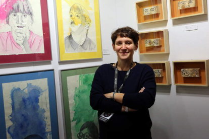 La artista leonesa Mónica Alija expone sus obras relativas al proyecto inclusivo en el que contó con la colaboración de los integrantes de Amidown. BENITO ORDÓÑEZ