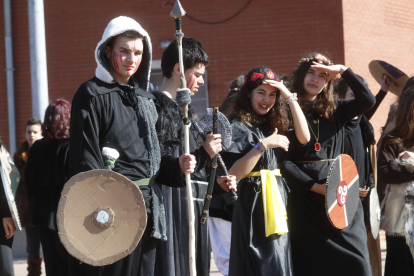 Los alumnos del Lancia, de romanos y astures, recrearon los juegos de la antigüedad y aprendieron una lección de historia. RAMIRO