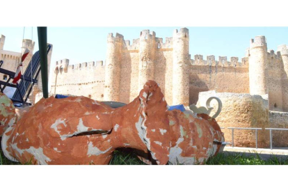 Imagen de archivo de la Feria de Artesanía con el castillo de Valencia de Don Juan como vigía. MEDINA