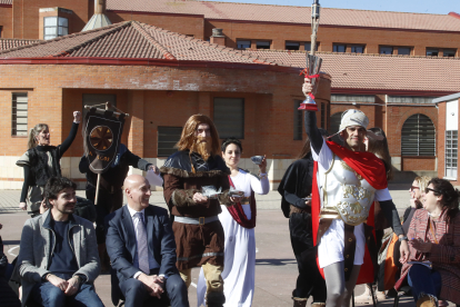 Los alumnos del Lancia, de romanos y astures, recrearon los juegos de la antigüedad y aprendieron una lección de historia. RAMIRO