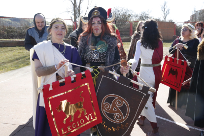 Los alumnos del Lancia, de romanos y astures, recrearon los juegos de la antigüedad y aprendieron una lección de historia. RAMIRO