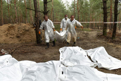 Traslado de los cadáveres encontrados en las fosas. OLEG PETRASYUK