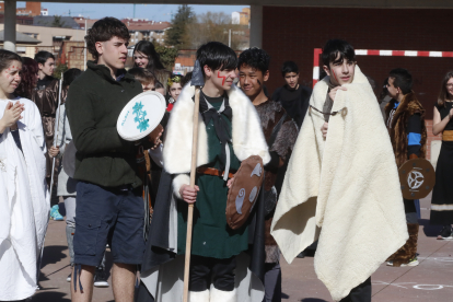 Los alumnos del Lancia, de romanos y astures, recrearon los juegos de la antigüedad y aprendieron una lección de historia. RAMIRO