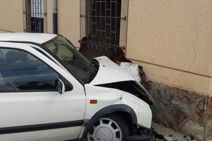 El accidente tuvo lugar a primera hora de la mañana de ayer en la localidad de Matilla de la Vega. BOMBEROS DE LEÓN