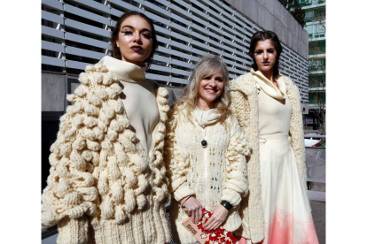 La diseñadora leonesa María Lafuente, que cumple diez años desde que debutara en la semana de la moda madrileña, presenta parte de su nueva colección
