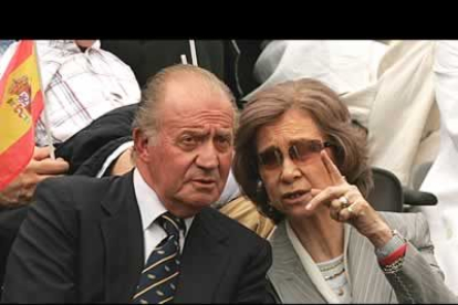 En el momento en que venía al mundo su sexto nieto, los Reyes se presenciaban la final de Roland Garros. Al conocer el nacimiento de Irene, la Reina abandonó el recinto para viajar a Barcelona