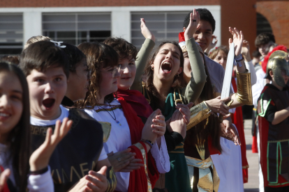 Los alumnos del Lancia, de romanos y astures, recrearon los juegos de la antigüedad y aprendieron una lección de historia. RAMIRO