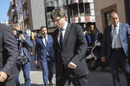 El presidente de la Generalitat, Carles Puigdemont,tras el entierro de Jacint Borrás, uno de los fundadores de Convergència, exdirectivo del Barça y padre de la consellera de Gobernación, Meritxell Borràs.