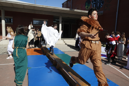 Los alumnos del Lancia, de romanos y astures, recrearon los juegos de la antigüedad y aprendieron una lección de historia. RAMIRO