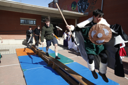 Los alumnos del Lancia, de romanos y astures, recrearon los juegos de la antigüedad y aprendieron una lección de historia. RAMIRO