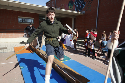 Los alumnos del Lancia, de romanos y astures, recrearon los juegos de la antigüedad y aprendieron una lección de historia. RAMIRO