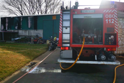 Camión de bomberos desplazado hasta Castrillo de San Pelayo. BOMBEROS DE LEÓN