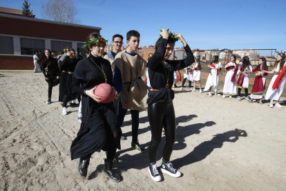 Los alumnos del Lancia, de romanos y astures, recrearon los juegos de la antigüedad y aprendieron una lección de historia. RAMIRO