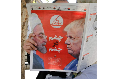 Un hombre lee un periódico en Teherán.