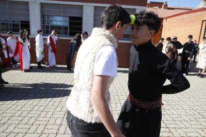 Los alumnos del Lancia, de romanos y astures, recrearon los juegos de la antigüedad y aprendieron una lección de historia. RAMIRO