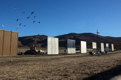 Los ocho prototipos para construir el muro de México, levantados en las afueras de San Diego, vistos desde Tijuana (México).