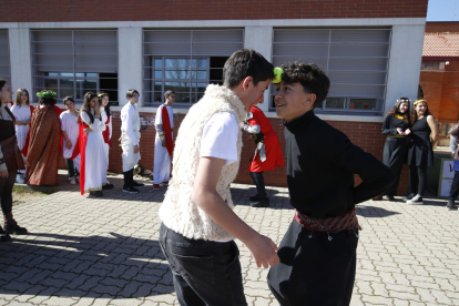 Los alumnos del Lancia, de romanos y astures, recrearon los juegos de la antigüedad y aprendieron una lección de historia. RAMIRO