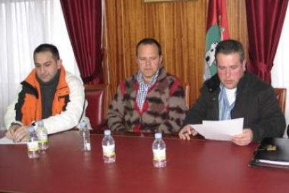 Los alcaldes Isidoro Díez, de Acebedo, Javier Fernández, de Riaño, y Mariano Rojo, de Posada de Vald