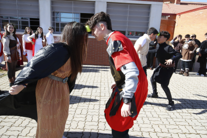 Los alumnos del Lancia, de romanos y astures, recrearon los juegos de la antigüedad y aprendieron una lección de historia. RAMIRO