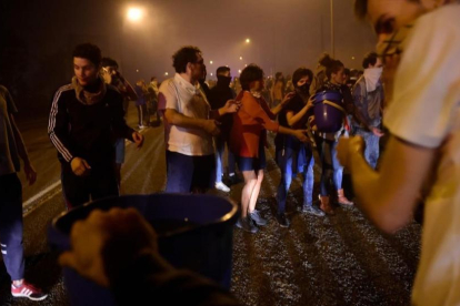 Un grupo de personas combate el fuego con cubos de agua en las afueras de Vigo.