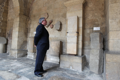 Monolito en San Isidoro dedicado a las Cortes. SECUNDINO PÉREZ