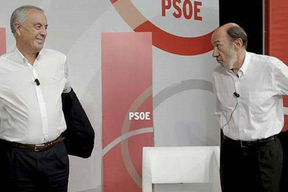 El líder del PSOE acusa al Gobierno de hacer "trilerismo económico" con colectivos como los pensionistas.