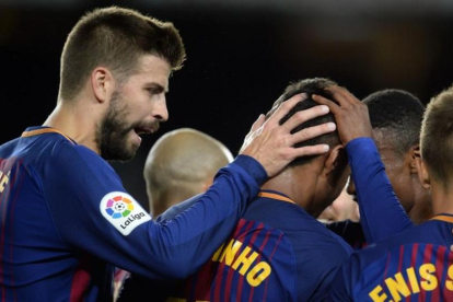 Piqué celebra con sus compañeros un gol del Barça.