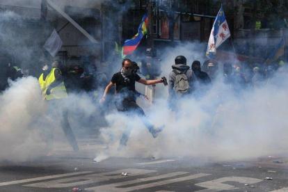 Un momento de los enfrentamientos entre la Policia manifestantes el Primero de Mayo en París.