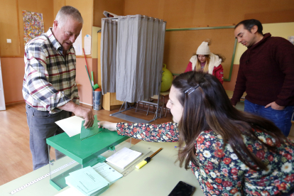 Elecciones locales parciales en la provincia de León. En la imagen, votación a los pedáneos de Secarejo en el colegio de Cimanes del Tejar
