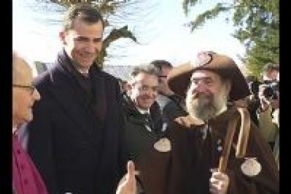 El Príncipe se ha desplazado a Alto de Ibañeta para recorrer los primeros metros del Camino francés como inauguración del Año Jacobeo. En la imagen, el monarca saluda al mítico peregrino 'Zapatones'.