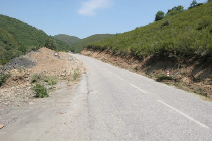 La carretera que atraviesa el valle de Fornela sería mejorada para enlazar con Asturias por el puerto. A.F. BARREDO