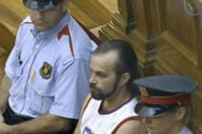 Pedro Jiménez es custodiado por dos Mossos d'Esquadra en el juicio celebrado ayer | Andreu Dalmau