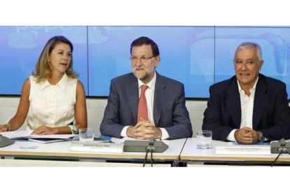María Dolores de Cospedal, Mariano Rajoy y Javier Arenas, este lunes, en el comité ejecutivo del PP.